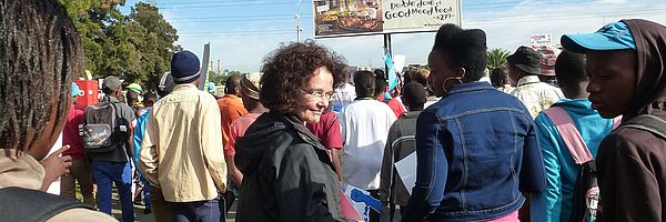 Usche Merk auf einer Demo in Südafrika