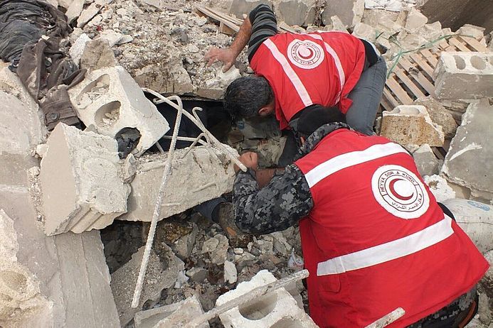 Emergency aid workers of the Kurdish Red Crescent