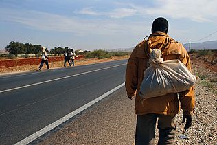 Ein junger Mann verlässt Mali in Richtung Sahara und Europa.