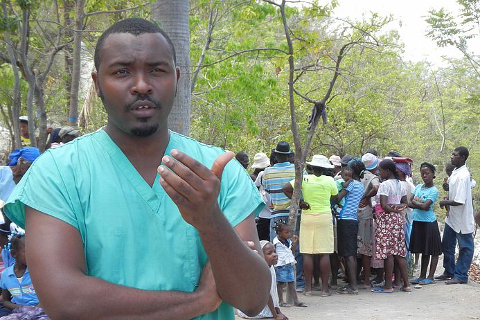 Haiti nach dem Erdbeben: Der Arzt Carlo Emilcar der medico-Partnerorganisation SOE erklärt die Hilfe einer mobilen Sprechstunde für die Menschen funktioniert.