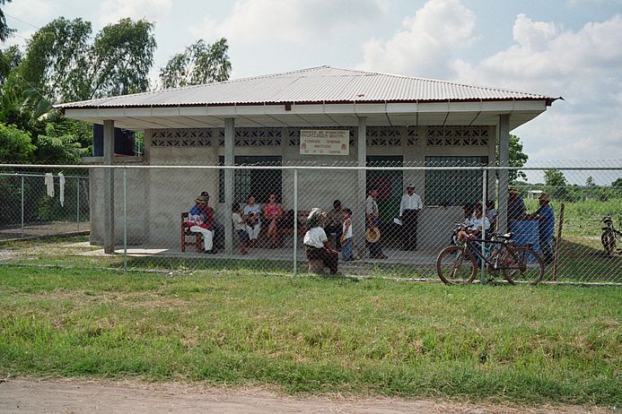 Vor einer Dentalstation der ACCSS.