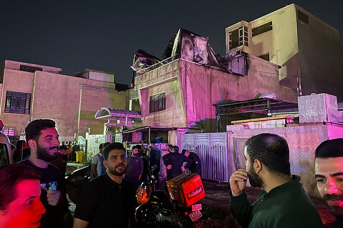 Begutachtung der Schäden nach einem Drohneneinschlag in ein Wohnhaus in Bagdad. Irak, 08.04.2026