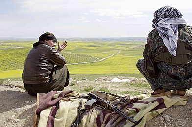 Kurdische Verteidigungseinheiten bei Kobanê. (Foto: Mark Mühlhaus, attenzione)