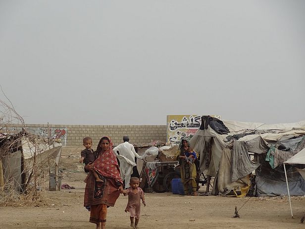 Entlang der Autobahn zwischen Hyderabad und Karatschi stehen Hunderte schmutzige Zelte und strohgedeckte Hütten...