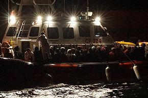 Ankunft eines Schiffes mit Flüchtlingen im Hafen von Lampedusa.
