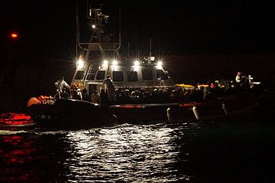 Ankunft eines Schiffes mit Flüchtlingen im Hafen von Lampedusa.