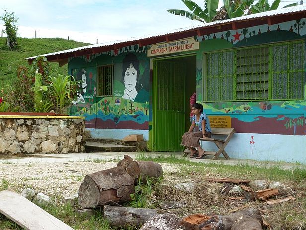 Gesundheitspromotorin vor der zapatistischen Landklinik "La Culebra".