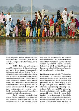 Flutopfer, mehrheitlich Frauen und Kinder, warten auf die
Passage zurück in ihre Dörfer nahe der Stadt Sukkur.