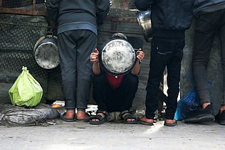 In Gaza warten Menschen auf Versorgungsgüter. (Foto: Mohamed Zaanoun/ Activestills)
