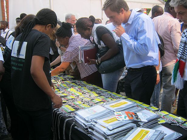 Teilnehmende aus Afrika, den Amerikas, Asien und Europa melden sich an.