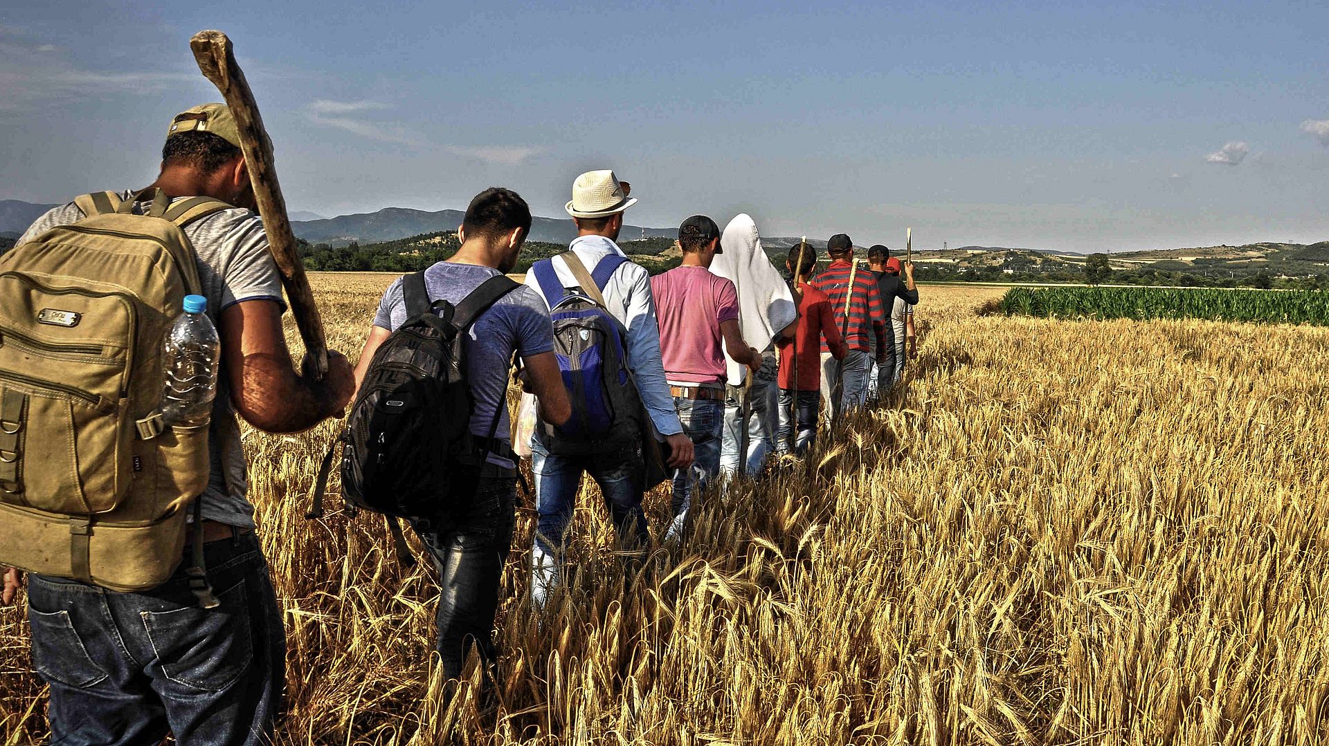 The pictore shows Syrian refugees on the Balkan route.