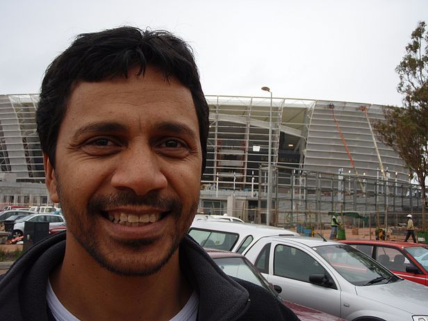 Mit Gewerkschaftsaktivist Eddie Cottle auf der Stadionbaustelle in Green Point