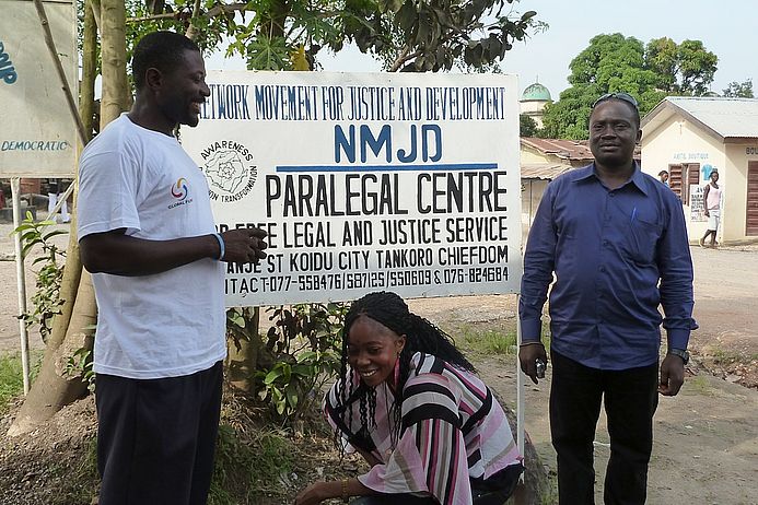 Beratung bei Enteignungen, Überfällen und häuslicher Gewalt. Laienjuristen des medico-Partners in Koido. Foto: medico