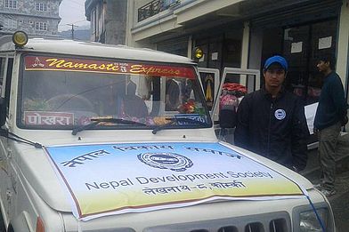 Die Nepalesische Entwicklungsgesellschaft (NEDS) hat sofort nach dem Beben begonnen, Menschen in den entlegenen, besonders betroffenen Regionen zu versorgen. (Foto: NEDS) 