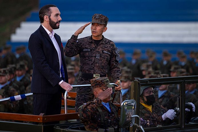 El Salvadors Präsident Bukele wird auf einem Jeep durch eine Militärparade gefahren.