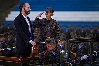 El Salvadors Präsident Bukele wird auf einem Jeep durch eine Militärparade gefahren.