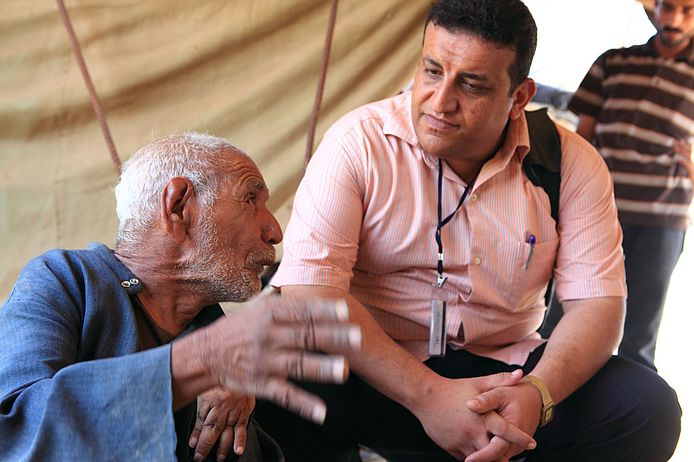 Hussein Hamad, Mitarbeiter vom medico-Partner Al Mezan, sammelt Informationen im nördlichen Gazastreifen.