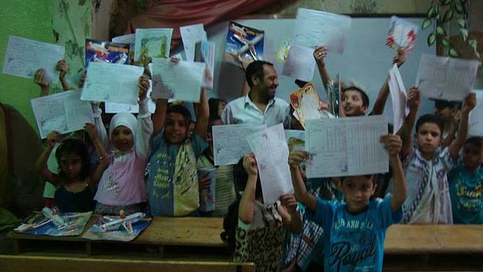 Geschenke zu den Schulzeugnissen im Oktober 2013 (Foto: Damaszener Schule)
