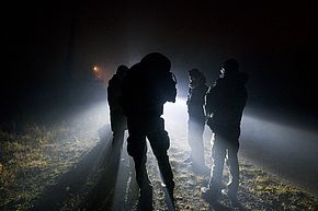 Aktivist:innen treffen im Dunkeln letzte Absprachen