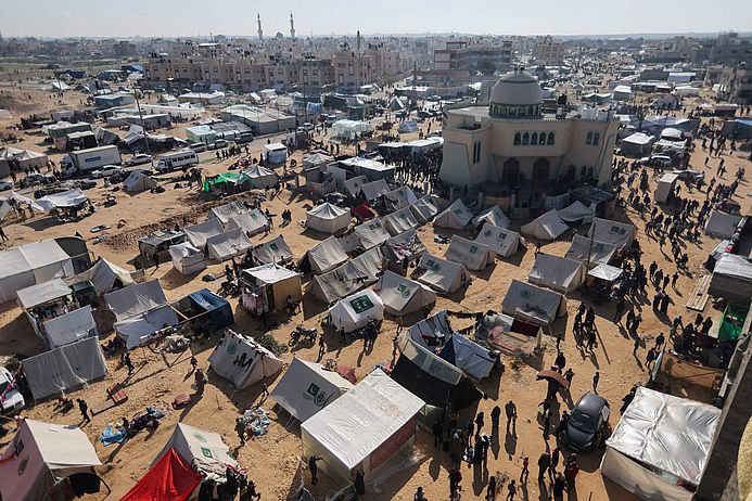 In Rafah, im Süden des Gazastreifens, sammeln sich Hunderttausende Binnenvertriebene. (Foto: REUTERS/Ibraheem Abu Mustafa)