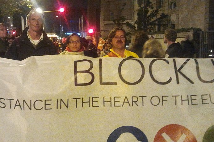 Nord-Süd-Solidarität konkret: Zehra Khan bei der Blockupy-Demonstration, die von der Polizei verhindert und so zur Mahnwache für Demonstrationsfreiheit in Deutschland wurde.