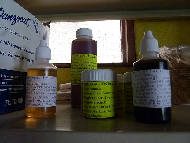 Im Fortbildungsworkshop von SADEC hergestellte pflanzliche Arzneimittel.