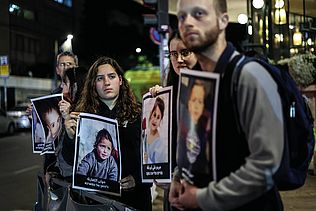 Demonstration vor Netanjahus Amtssitz mit Fotos getöteter Kinder gegen den Genozid in Gaza
