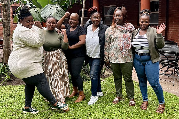 Aktivistinnen der medico-Partnerorganisation Phephisa posieren fürs Team-Foto.