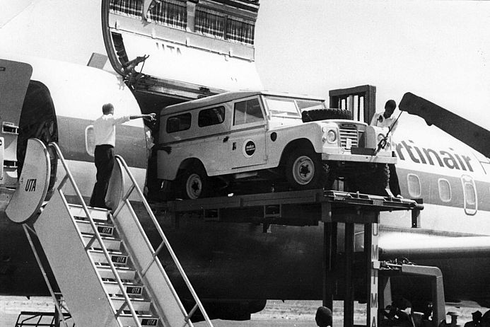 Der medico-Fuhrpark für Katastrophenhilfe unterwegs per Flugzeug... Ein medico-Jeep wird in ein Flugzeug verladen