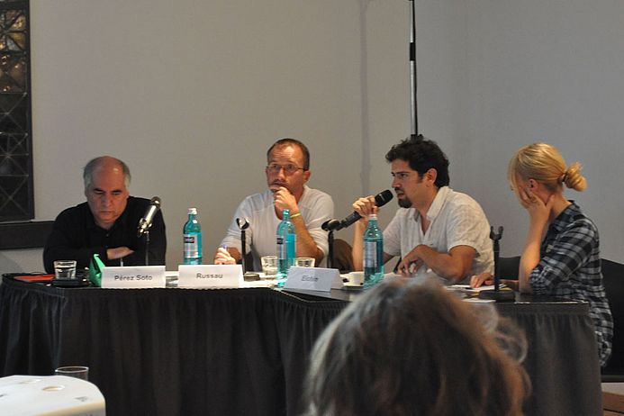 Abschlusspodium: Carlos Pérez Soto, Christian Russau, Pavel Eichin und Monika Hufnagel (Moderation). (Foto: Marjorie Apel).