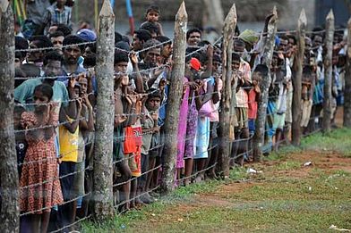 Tamil:innen hinter Stacheldraht. Der Bürgerkrieg in Sri Lanka endete mit einem Massaker anden Tamilen.