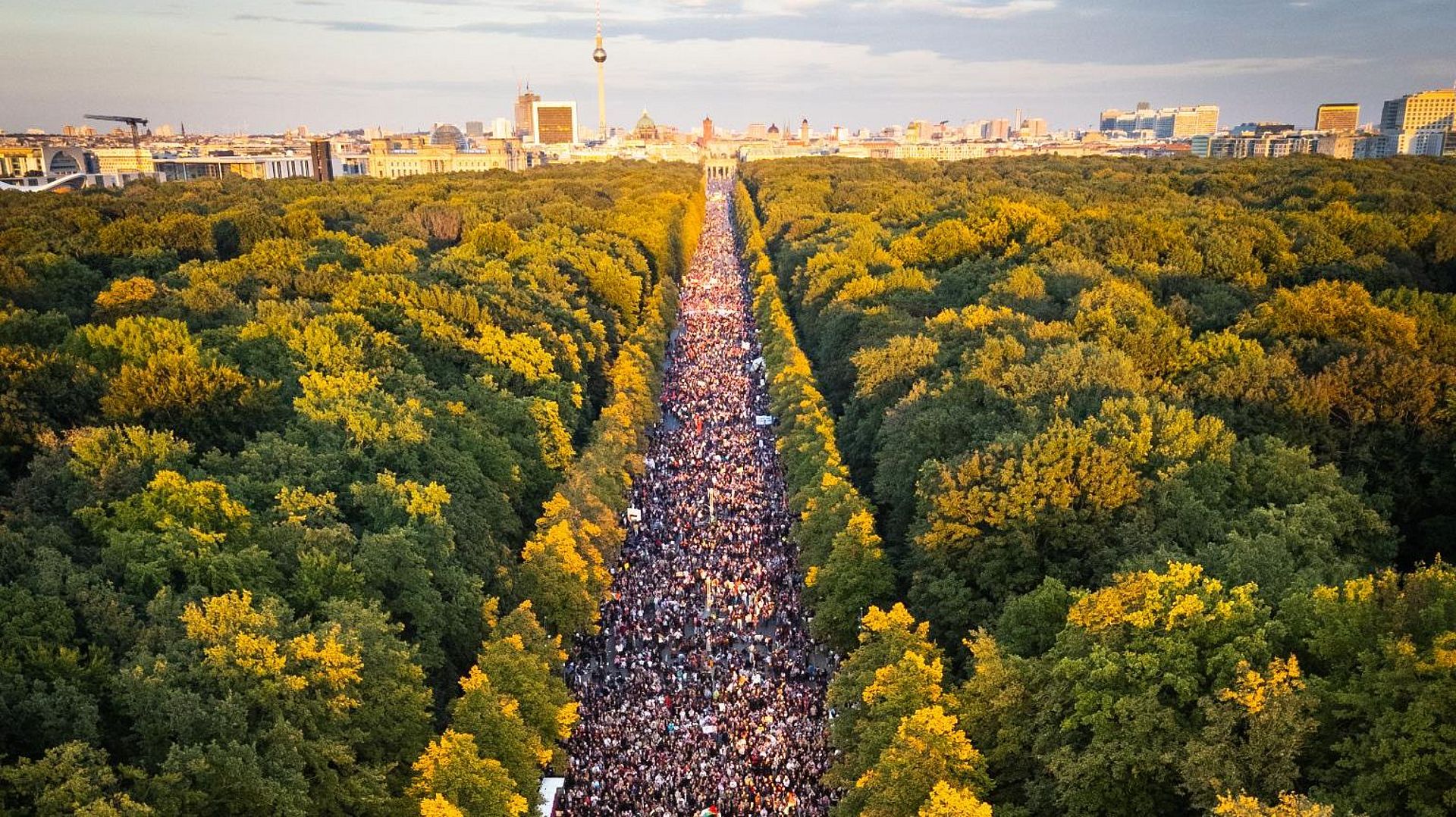 Die Straße des 17. Juni in Berlin, voll mit Menschen