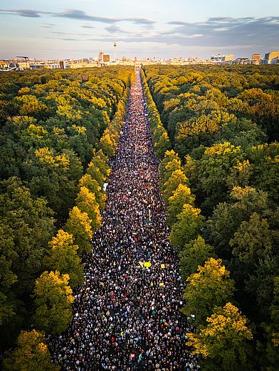 Die Straße des 17. Juni in Berlin, voll mit Menschen