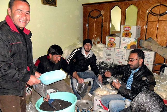 Aktivisten des Hêwî-Bürgerkomitees stellen Nothilfepakete zusammen