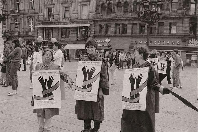 Hand in Hand gegen das Apartheid-Regime: Solidaritätsaktion in Frankfurt. (Foto: medico) Menschen mit Schildern gegen das Apartheidsregime