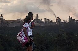 Schmutzige Entwicklung: Staub und Lärm der Eisenhütten sind allgegenwärtig in Piquiá de Baixo. (Foto: Marcelo Cruz) 