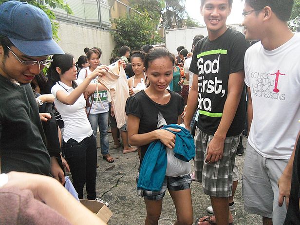 Verteilung von Kleidung und Decken durch SOS