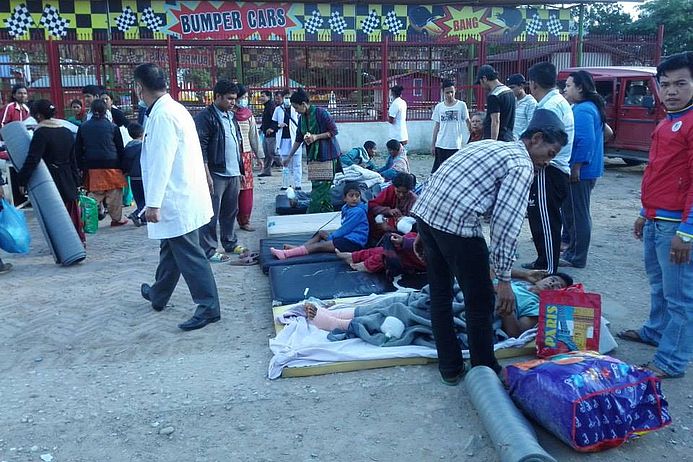 phect 2 Viele Verletzte werden im Freien versorgt.