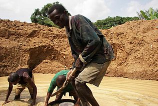 Junge Männer in einer Diamantenmine in Sierra Leone.