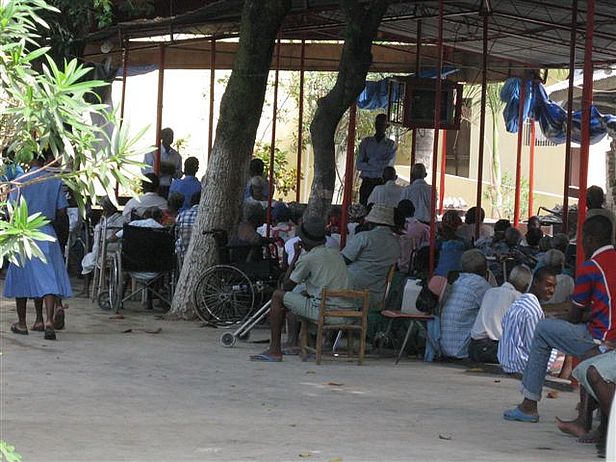 Zerstörtes Krankenhaus in Léogâne. Auf dem Gelände arbeitet die Gesundheitsbrigade von COSALUP.