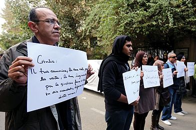 „Giulio ist einer von uns und wurde getötet wie wir.“ Am 6.2.2016 halten Menschenrechtsaktivisten in Erinnerung an den toten italienischen Studenten Giulio Regeni Plakate während einer Mahnwache vor der italienischen Botschaft hoch. Tage zuvor war die halbnackte Leiche des zuvor Vermissten am Straßenrand mit eindeutigen Folterspuren gefunden worden. (Foto: Reuters)