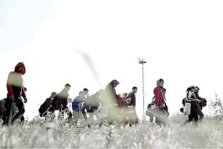 Sommer 2015: Migrantinnen und Migranten auf dem Weg von Budapest nach Wien. (Foto: Mark Mühlhaus/attenzione photographers)