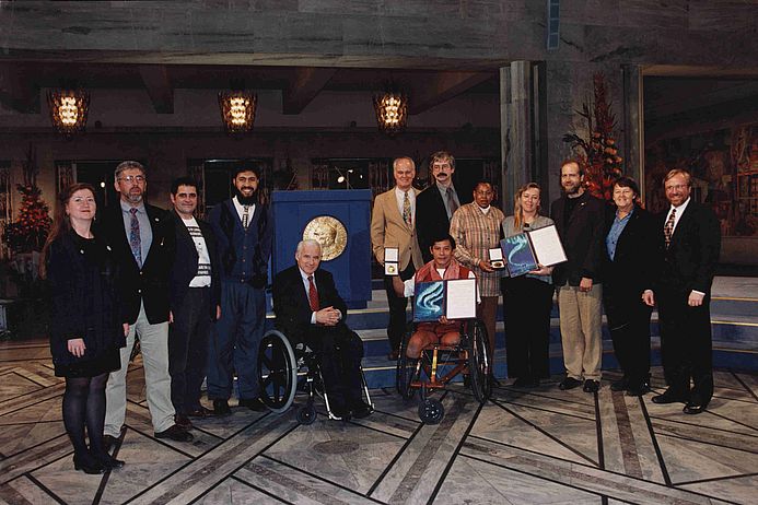 ...im Zuge der Verleihung des Friedensnobelpreises 1997 für die „Internationale Kampagne zum Verbot von Landminen“. (Foto: medico) Fototermin der Preisträger des Friedensnobelpreises.