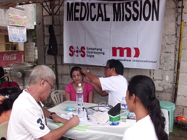 Medizinisches Nothilfe-Team von Samahang Operasyong Sagip (SOS) während der Flutnothilfe 2012