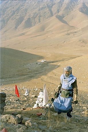 Minenräumer an einem Berghang in Afghanistan.