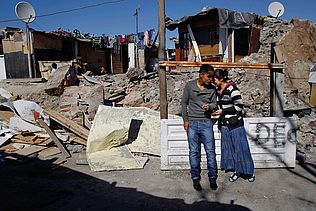 Ein junges Roma-Ehepaar im Kosovo.