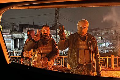 Nachbarschaftskomitees in Qamişlo halten trotz eisiger Temperaturen Wache, Rojava, Nordostsyrien, 30. Januar 2026