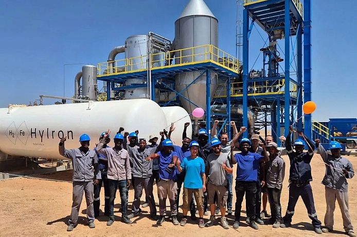 Menschen vor einer Wasserstoffanlage in Namibia.