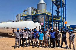 Menschen vor einer Wasserstoffanlage in Namibia.