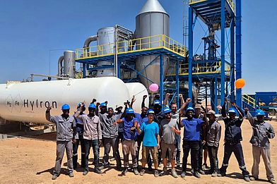 Menschen vor einer Wasserstoffanlage in Namibia.